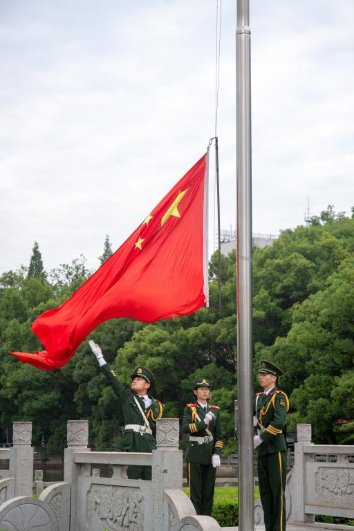 中南大学举行升旗仪式庆祝共和国69周年华诞